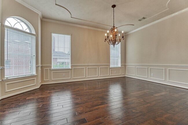 Building Photo - 6615 Haughton Dr