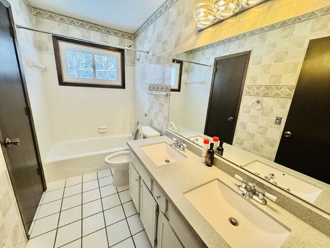 Building Photo - Nice Single family home 4-Bedroom Retreat with 2 Baths in Eagan – Your Perfect Home Awaits