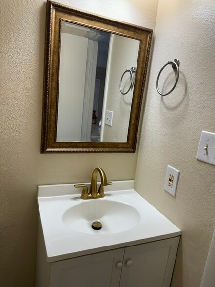 Building Photo - 1020 Willow Tree Dr