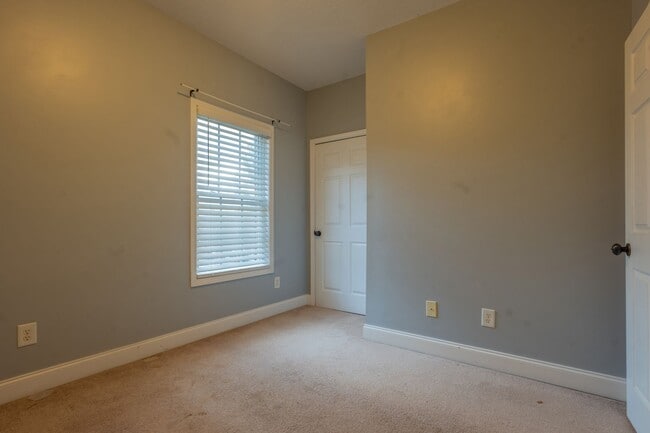 Building Photo - Rent-Ready 3BR/2.5BA Townhouse with 2-Car Garage Near Johnson City Hospital