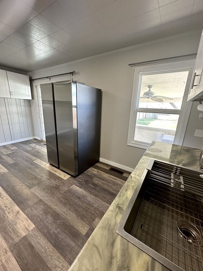 Building Photo - 1st Month Rent Free!  Charming & Modern 2-...