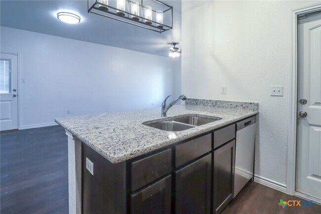 Building Photo - 5005 Rose Gdn Lp