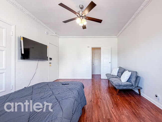 Building Photo - 724 S Mariposa Ave