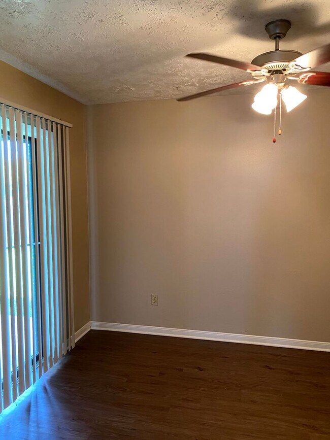 Building Photo - Cozy 2/2 Duplex Available for Prelease!