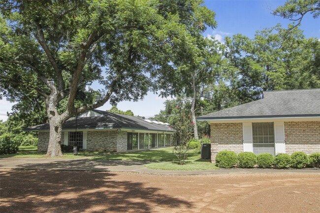Building Photo - 536 Oak Dr