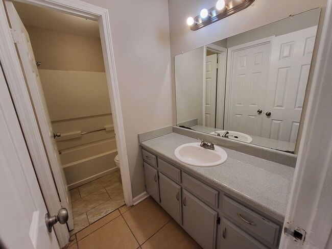Building Photo - 4582 Summer Creek N