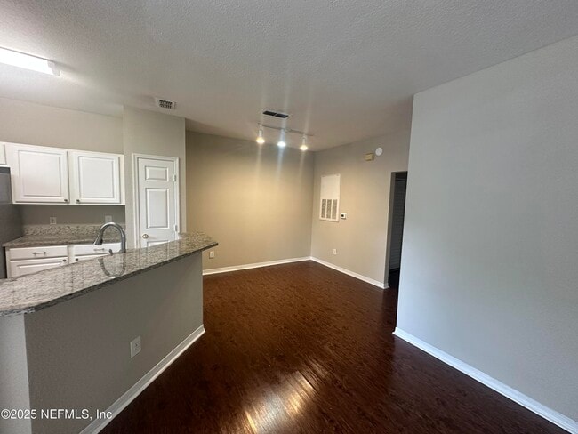Building Photo - 13700 Richmond Park Dr N