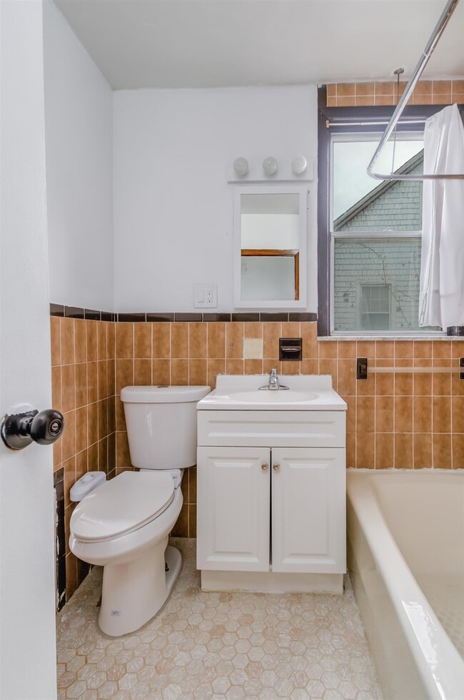 Building Photo - 142 Humphrey Ave