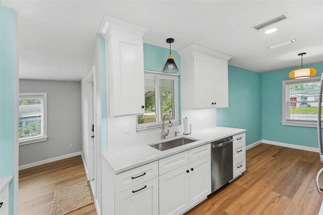 Building Photo - 9605 N Edison Ave