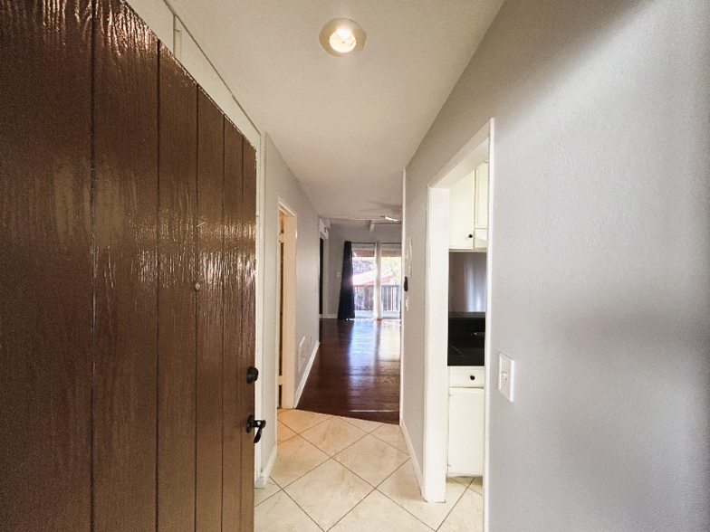 Building Photo - 1040 W MacArthur Blvd