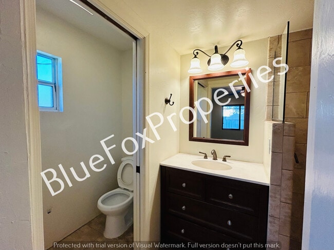 Building Photo - 3021 E Linden St