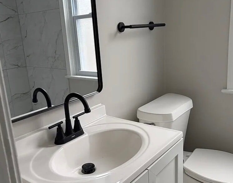 Building Photo - 404 W Cunningham St