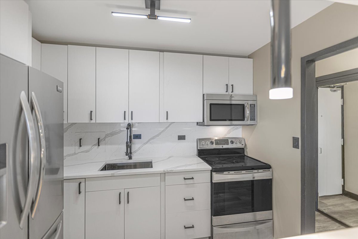 Building Photo - 7337 S South Shore Dr
