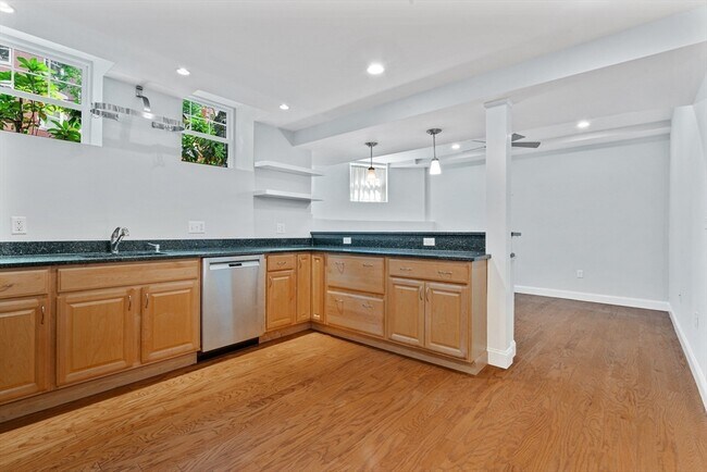 Building Photo - 15 Strathmore Rd