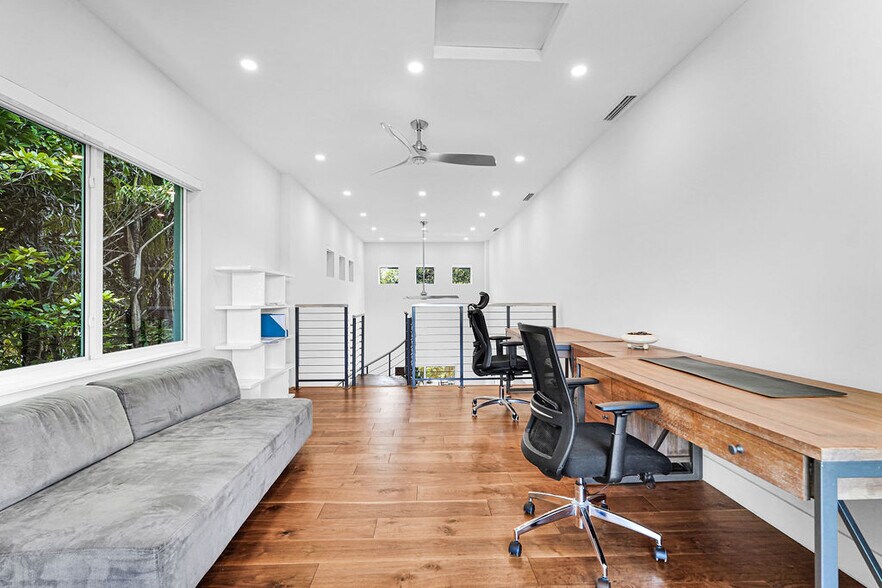 Master loft - 150 NE 50th Ter