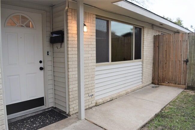Building Photo - 1505 Silverpines Rd