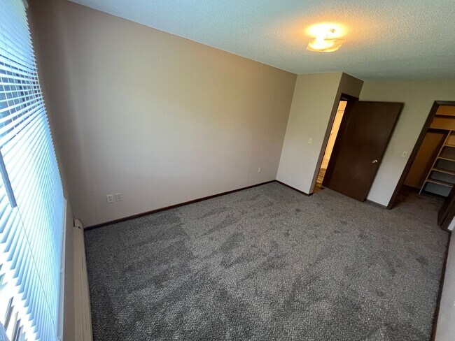 Building Photo - Wonderful 2BR in Peaceful Location 30 minu...