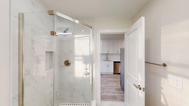 Building Photo - 391 Linwood Ave