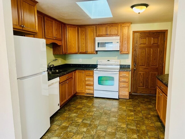 Building Photo - Half of a Duplex Available - 4 Bedroom 2 Bathroom in Lakewood