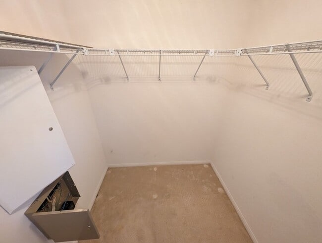 Building Photo - 10900 Royal Highlands St