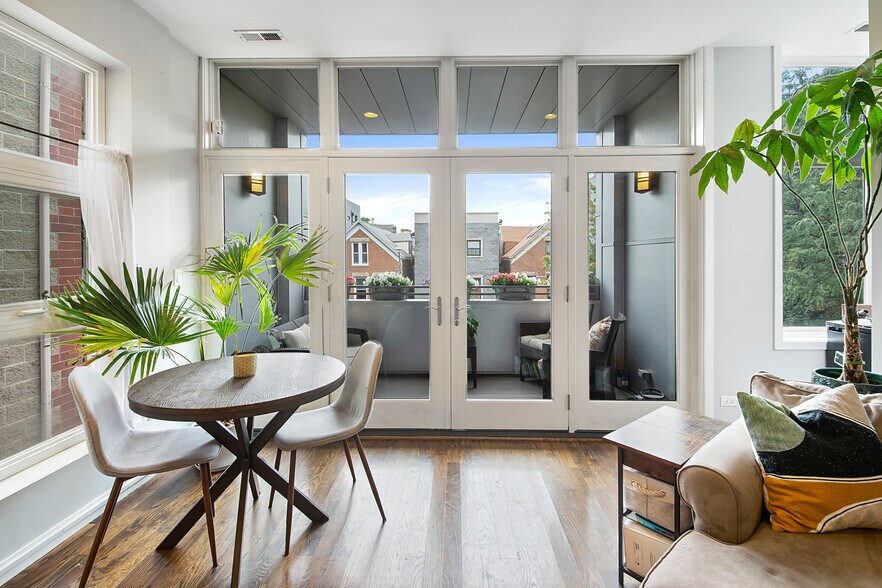 Building Photo - 2339 N Leavitt St