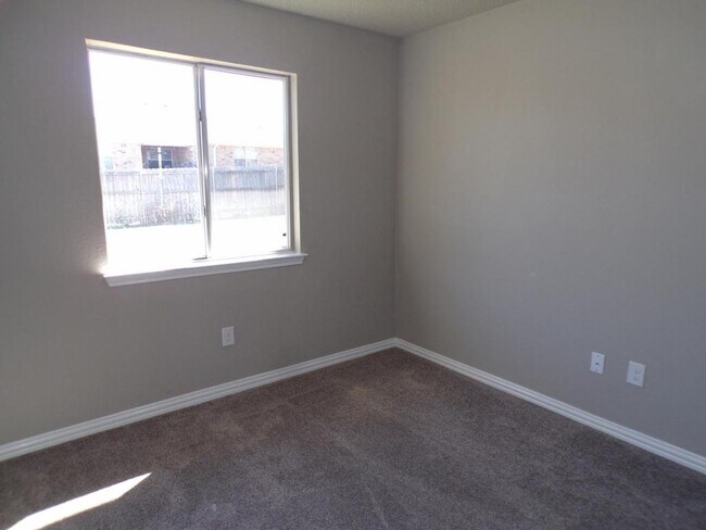 Building Photo - 5006 Parkwood Dr