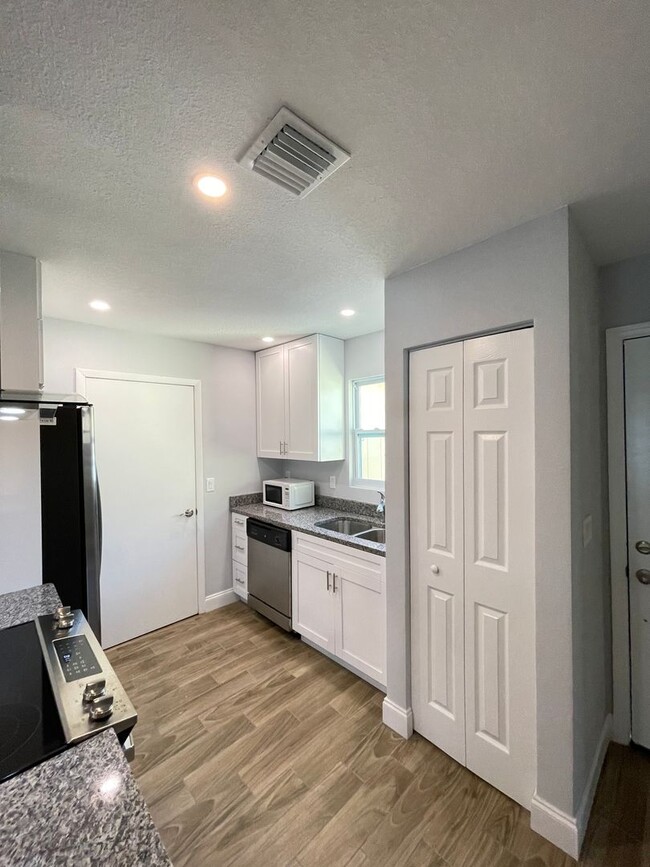 Building Photo - Fully Renovated 3bed/2bath Home in Sarasota!!