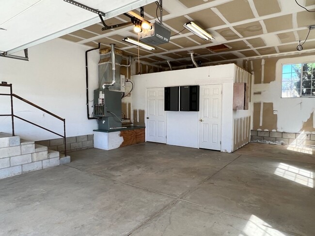 Building Photo - BEAUTIFUL Mountain Home