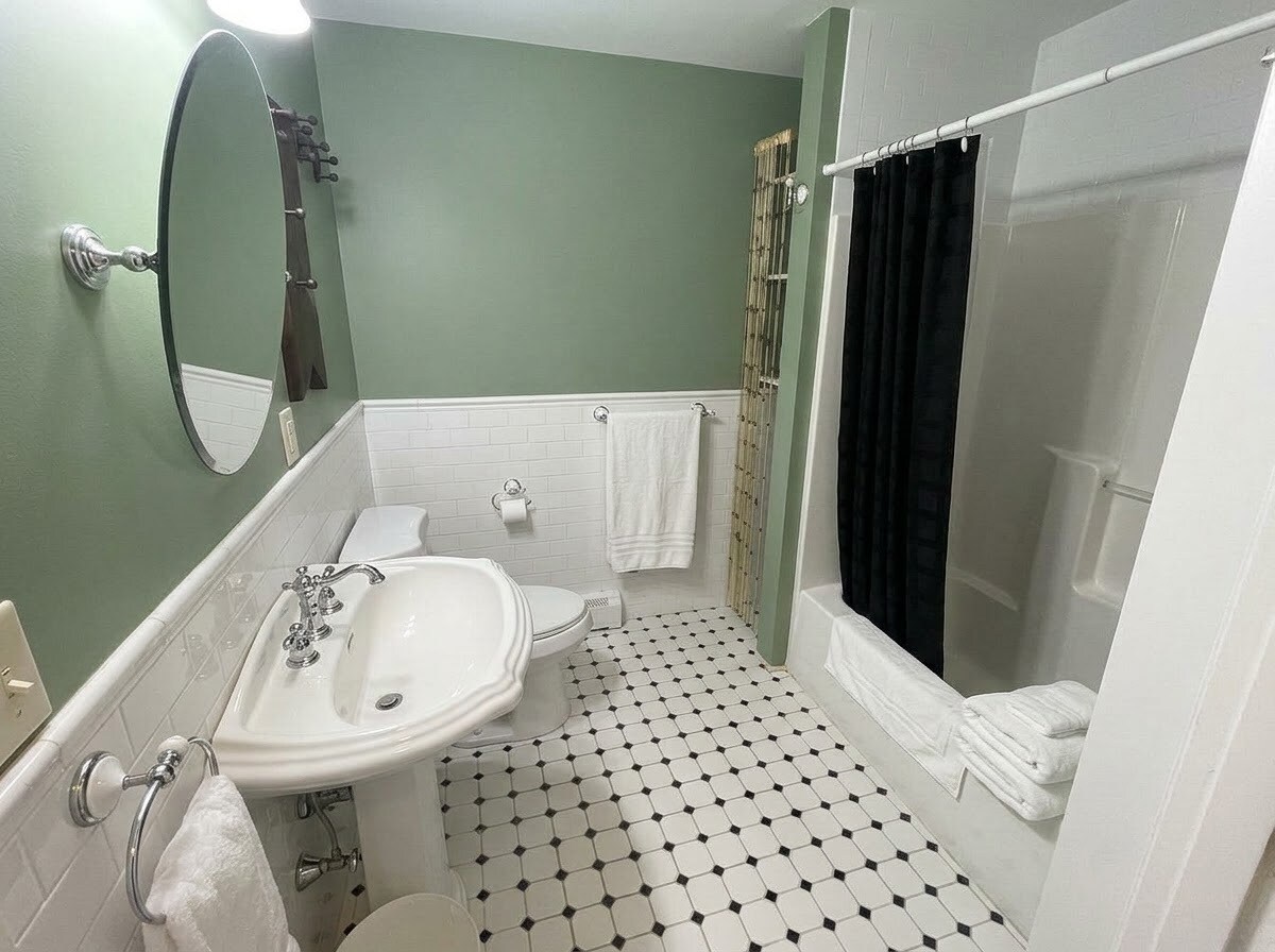 Building Photo - 14 Oak St