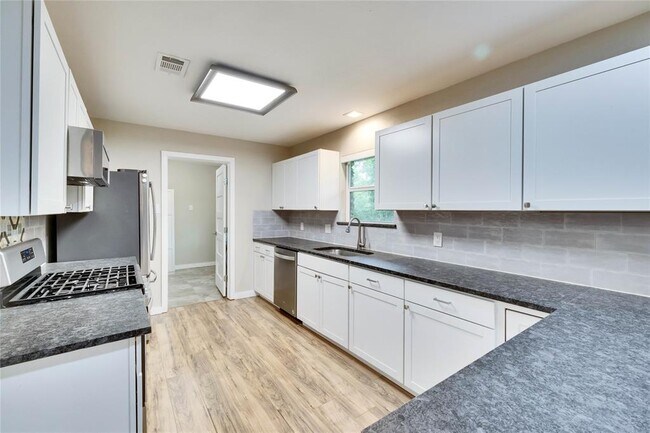 Building Photo - 11405 Oakwood Dr