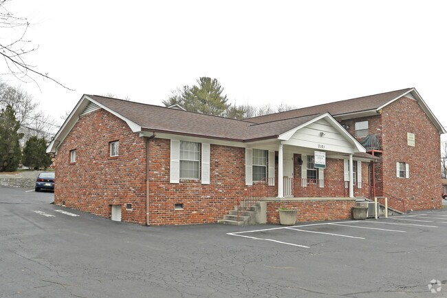 Primary Photo - Essary Manor Apartments