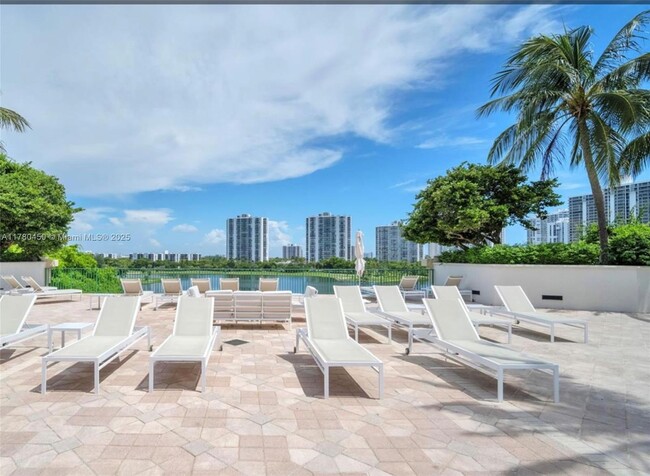 Building Photo - 20000 E Country Club Dr
