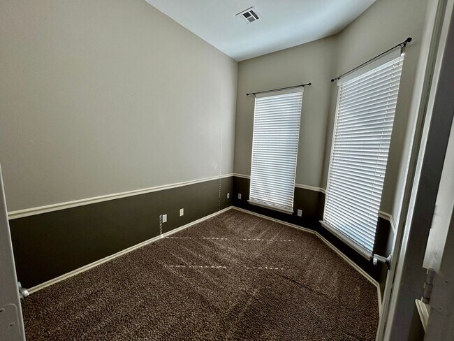 Building Photo - AVAILABLE NOW - $500 OFF FIRST FULL MONTH - Beautiful Home In Edmond School District!