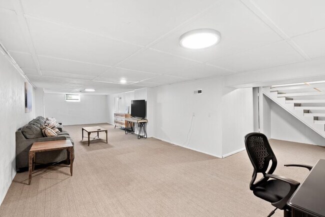 Building Photo - 814 Holiday Ave