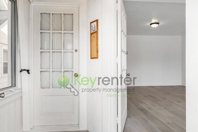 Building Photo - $1000 Off First Month! Spacious 3-Bed, 2-B...