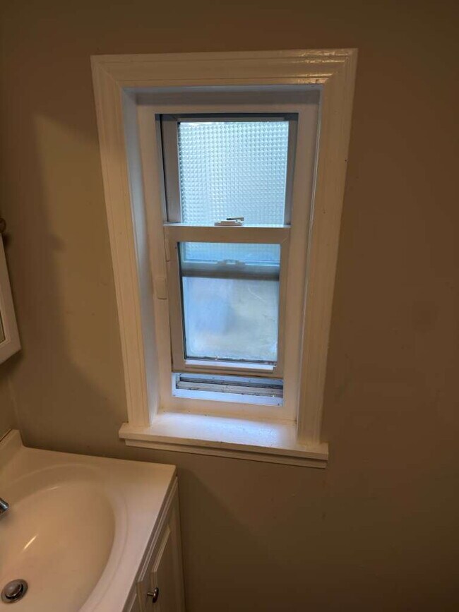 Building Photo - Spacious and Comfortable Living on Buddie Avenue