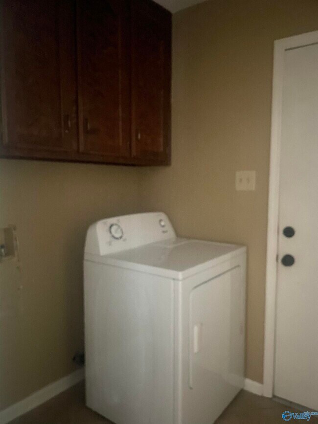 Building Photo - 1808 Hollytree Dr NW