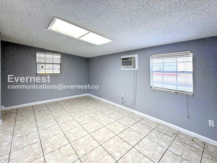 Building Photo - 2470 Ave E SW