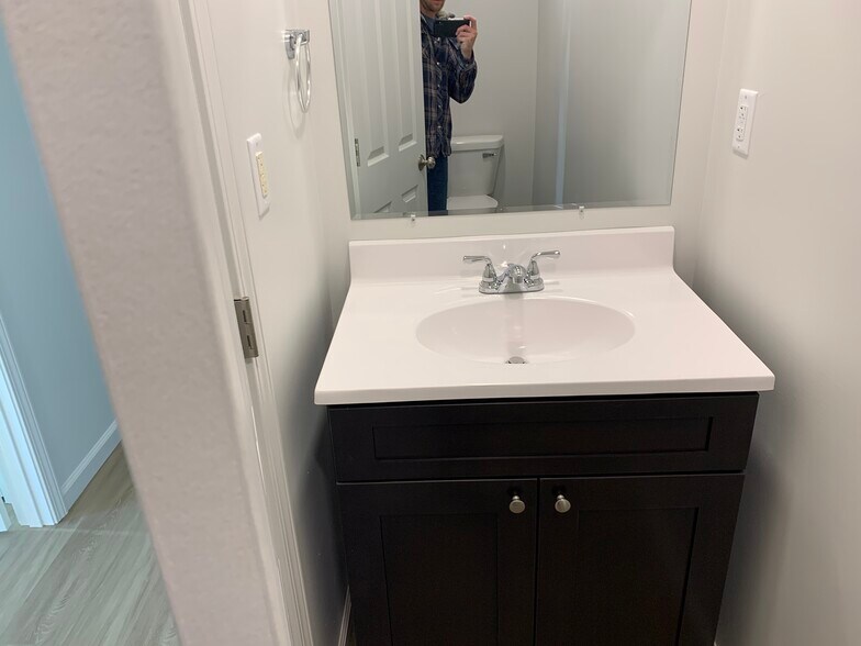 1/2 Bath - 1422 Chestnut St