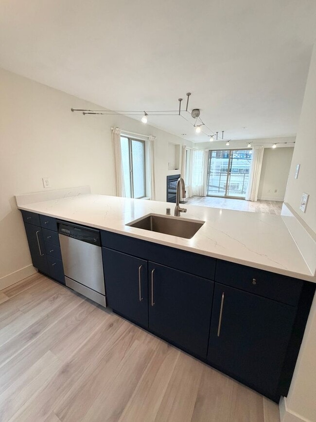 Building Photo - 1550 Eastlake Ave E