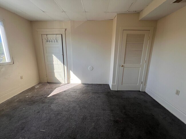 Building Photo - 105 E Meyers St