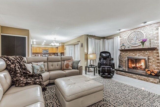 Building Photo - Fully Furnished 4 Bedroom 2.5 bathroom home in Bloomingdale
