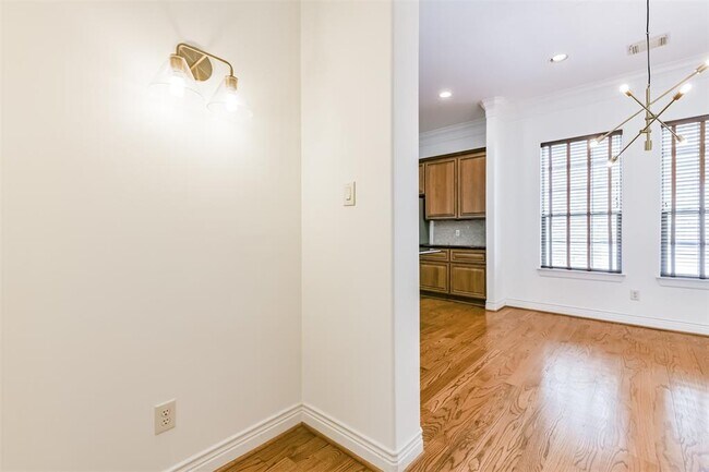 Building Photo - 1529 Rosewood St