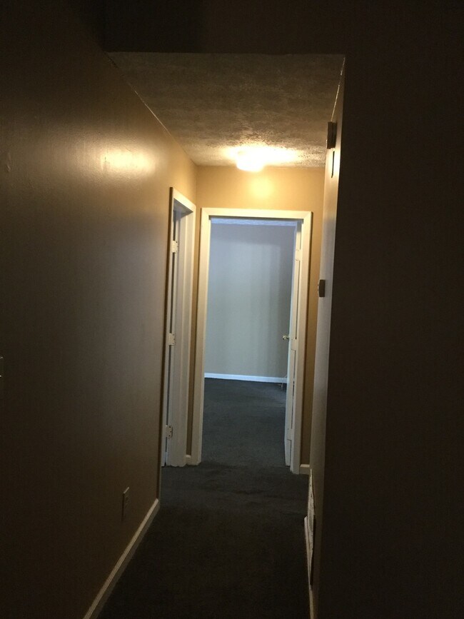 Building Photo - Great Condo Unit Available For Only $1,100...