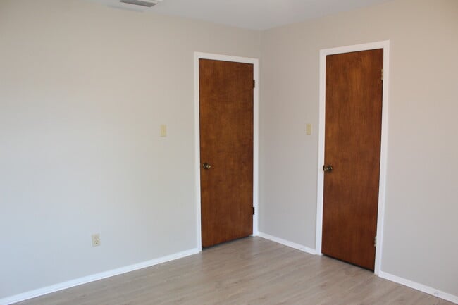 Building Photo - 1414 N Live Oak St