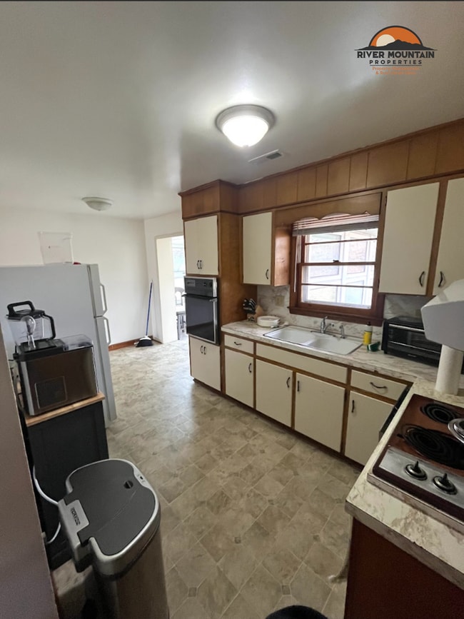 Building Photo - 3 Bedroom Home with Carport in Blacksburg