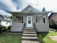 Building Photo - Dreamy 5 Bedroom 2 Bathroom Home in Minnea...