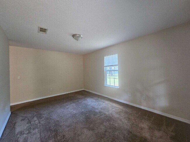 Building Photo - "Charming 3-Bed, 2-Bath Retreat Awaits!"
