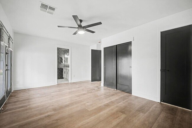 Building Photo - Tempe 5 bedroom 3 bath with pool and HUGE yard