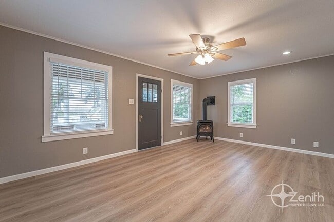 Building Photo - 2541 SW 6th Ave